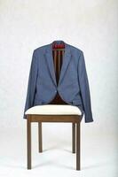 Masculin classique veste est pendaison sur une chaise. photo
