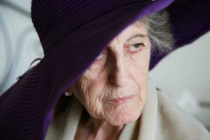 vieux caucasien femme dans une violet chapeau photo