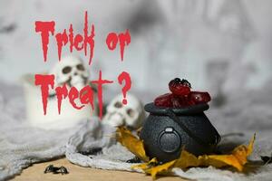 tour ou traiter - des sucreries dans chaudrons pour Halloween. photo