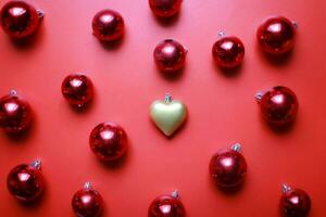 Noël jouets sur une rouge Contexte. d'or cœur jouet photo