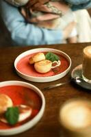 dessert dans une café. gâteaux au fromage avec baies. petit déjeuner avec une enfant photo