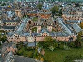 aérien vue plus de le ville de Oxford avec Oxford université. photo