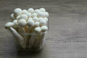 blanc hêtre champignons, Shimeji champignon, comestible champignon sur le en bois table photo