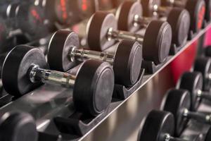 rangées d'haltères dans la salle de gym photo