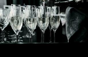 serveur verse du vin et Champagne photo