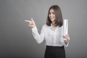 femme d'affaires en chemise blanche sur fond gris photo