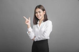 femme d'affaires en chemise blanche sur fond gris photo