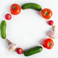 légumes frais sur fond blanc. nourriture écologique végétalienne. place pour le texte. photo