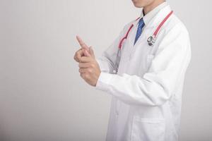 docteur en médecine main tenant un stéthoscope et travaillant avec des icônes médicales modernes photo
