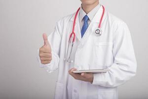 docteur en médecine main tenant un stéthoscope et travaillant avec des icônes médicales modernes