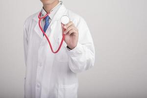 docteur en médecine main tenant un stéthoscope et travaillant avec des icônes médicales modernes