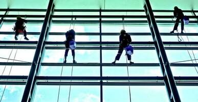 extrême travail nettoyage le les fenêtres de bâtiments à la taille photo