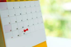 épingle sur calendrier sur 31e de le mois est le dernier journée de le mois, affaires concept photo