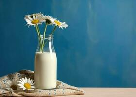 verre de Lait et bouteille sur une bleu Contexte. photo