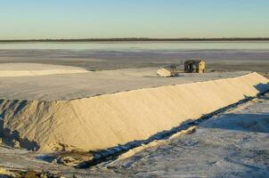 extraction de brut Matériel sel, de un ouvert fosse exploiter, la pampa, Argentine photo