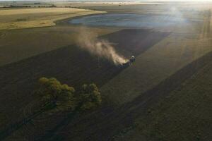 tracteur y maquinaria agricole , sembrando, la pampa, Argentine photo