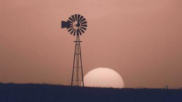 Moulin à vent dans campagne à coucher de soleil, pampa, Patagonie, Argentine. photo