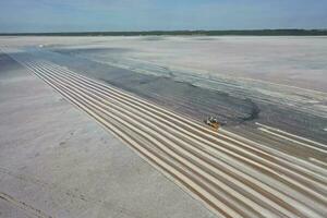 sel récolte dans sel lagune exploiter, salines grandes de hidalgo, la pampa, patagonie, Argentine. photo