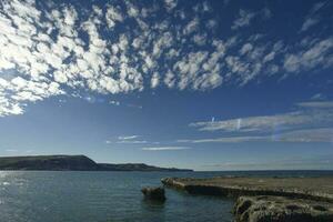 côtier paysage avec falaises dans péninsule valdés, monde patrimoine placer, patagonie Argentine photo