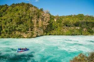 taupo, nouvelle-zélande - 26 avril 2017 - aventure touristique à huka falls avec huka jet boat l'activité de thriller emblématique la plus célèbre de taupo, nouvelle-zélande. photo