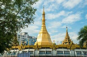 paysage vue de sule pagode un de un iconique bouddhiste point de repère dans le centre de Yangon canton de Birmanie. photo