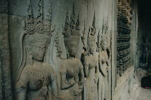 le Royal apsara décoration dans le principale la tour de angkor wat le le plus grand religion monument dans le monde dans siem recueillir, Cambodge. photo