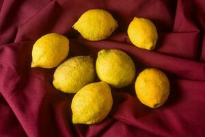 biologique citrons, récolté de le jardin, préparé sur le tableau. photo