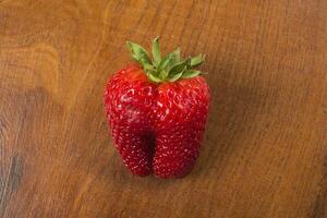 fraise sur le bois table photo