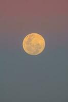 lever de lune , plein lune dans le ciel, patagonie, Argentine photo