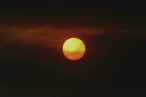 Orange le coucher du soleil avec des nuages. photo