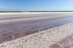 salé lagune préparé à extrait brut sel, exploitation minière industrie dans Argentine photo