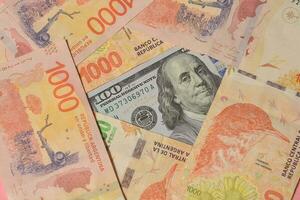 Nouveau argentin billets de banque et nous dollar factures photo