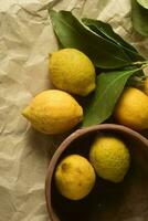 biologique citrons, récolté de le jardin, préparé sur le tableau. photo