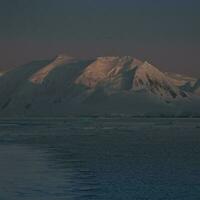 lemaire détroit côtier paysage, montagnes et des icebergs, antarctique péninsule, Antarctique. photo