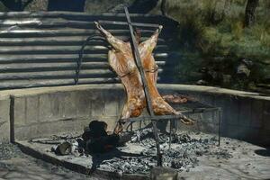 agneau sur le cracher, cuit avec le traditionnel argentin méthode, la la pampa province, patagonie, Argentine. photo