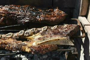 barbecue, grillé saucisses et vache Viande , traditionnel argentin cuisine photo