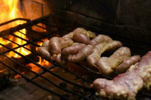 vache intestins présenté sur une gril. argentin traditionnel cuisine. photo