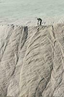 exploitation minière ouvrier, travail avec masse sel, salines grandes de hidalgo, la pampa, Argentine. photo