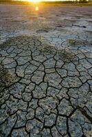 cassé sec sol dans une pampa lagune, la la pampa province, patagonie, Argentine. photo