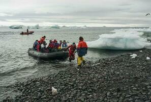 expédition bateau, croisière dans antarctique paysage, paulette île, près le antarctique péninsule photo