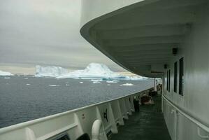expédition bateau, croisière dans antarctique paysage, paulette île, près le antarctique péninsule photo