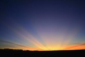 rayons de soleil à coucher de soleil, patagonie , Argentine photo