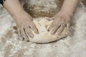 mains pétrissage pâte pour Gnocchi. photo