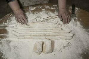 mains pétrissage pâte pour Gnocchi. photo