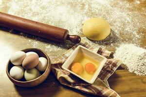 Jaune pâte avec Ingrédients sur le tableau, fait maison italien aliments. photo