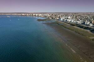 puerto Madryn ville, entrée portail à le péninsule valdés Naturel réserve, monde patrimoine placer, patagonie, Argentine. photo