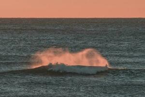 vagues dans le océan, Patagonie, Argentine photo