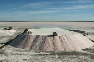 camions déchargement brut sel en gros, salines grandes de hidalgo, la pampa, Argentine. photo