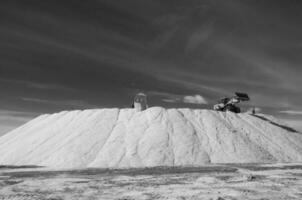 camions déchargement brut sel en gros, salines grandes de hidalgo, la pampa, Argentine. photo