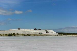 extraction de brut Matériel sel, de un ouvert fosse exploiter, la pampa, Argentine photo